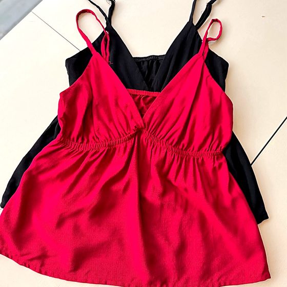 Blusas vermelha e preta